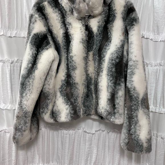 VON SAKEN FUR JACKET SZ. M LIKE NEW, VERY WARM, WEAR ANYWHERE LQQK. - Picture 13 of 14